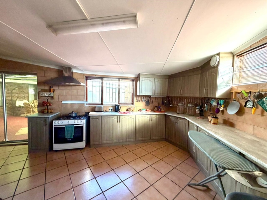 6 Bedroom Property for Sale in Heiderand Western Cape